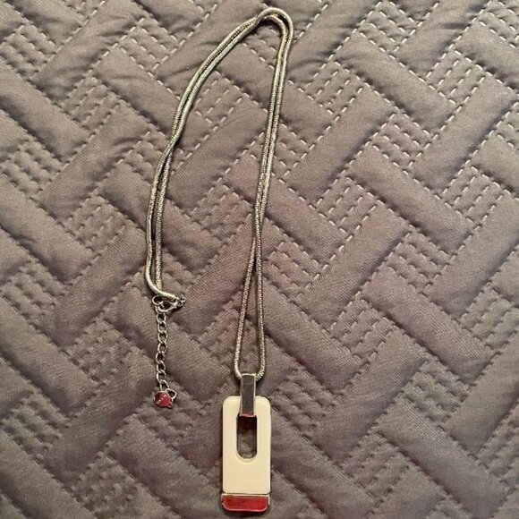🤑🤑 ANY 3 FOR $10 - White pendant necklace on silver tone chain - Picture 1 of 2